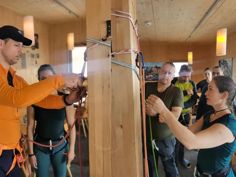 Téli magashegyi tanfolyam - 3 nap az Alpokban MountainGo módra 17 Fanni standot épít beltéren, majd ereszkedési kötéltechnikát és csomókat tanít a csoporttagoknak