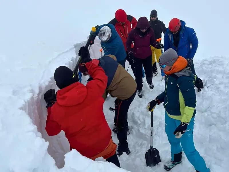 Téli magashegyi tanfolyam - 3 nap az Alpokban MountainGo módra 19 Téli magashegyi tanfolyam résztvevők havat ásnak ki a következő gyakorlathoz